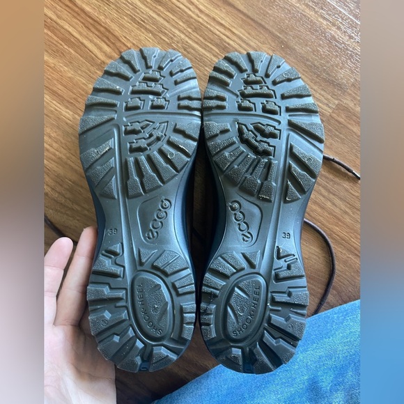 Ecco Shoes - Picture 3 of 5